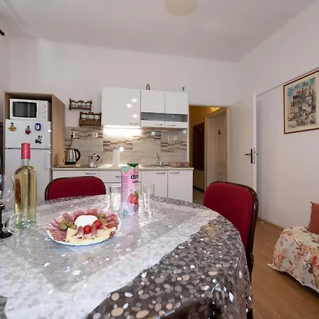 Apartman Paun דירה אופטיה